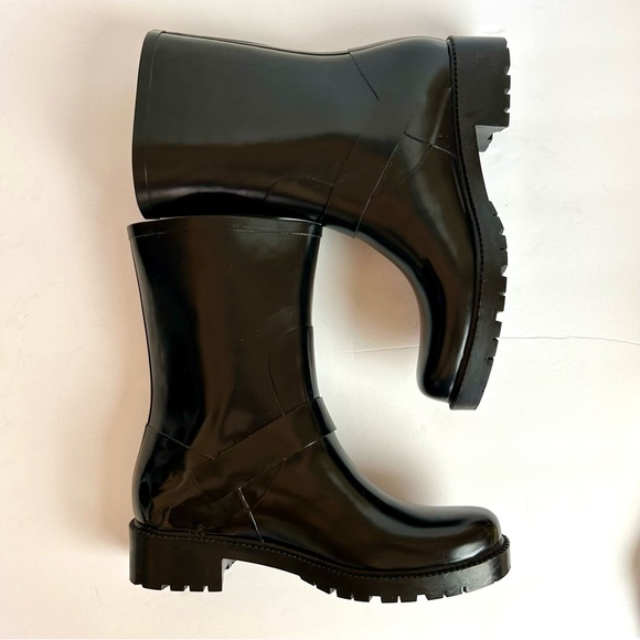 NWOT Vince Camuto Women’s 8m Black Rubber Boots Mid Calf Gold Hardware - Picture 3 of 12